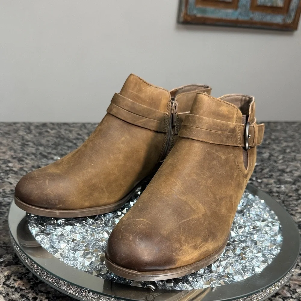 Clarks Tan Ankle Boots with Strap Detail western boho NWT 11